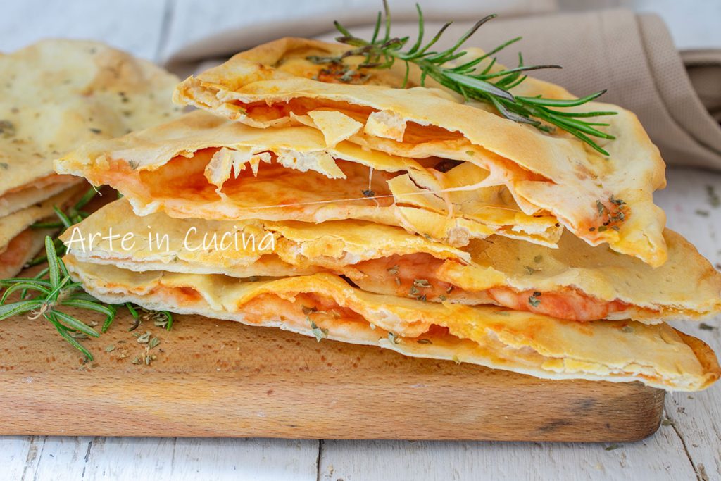 Gefüllte Wasser-und-Mehl-Pizzetten nach Pizza-Art