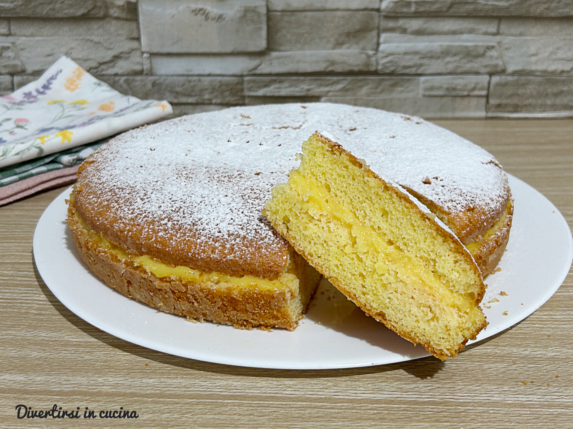 Gefüllter Kuchen mit Orange und Zitrone