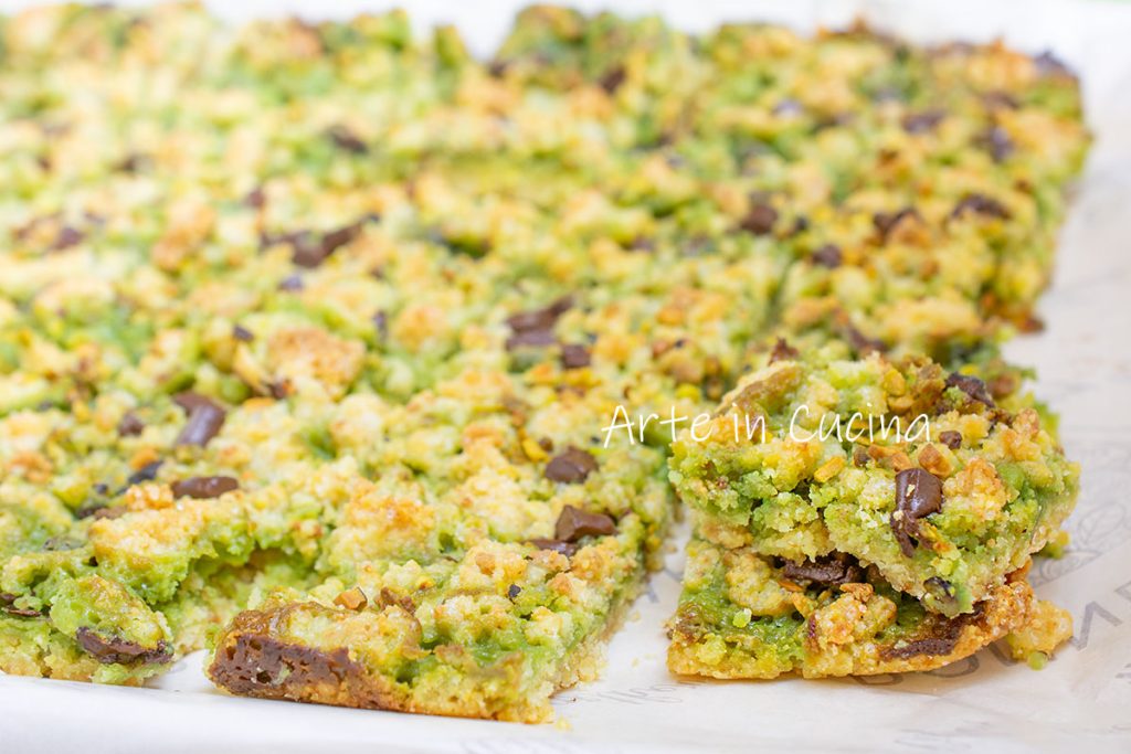 GEKRÜMELTER KUCHEN mit Mascarpone und Pistazien