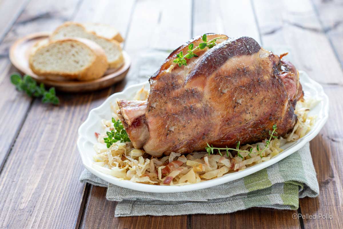 Geräucherte Schweinshaxe mit Sauerkraut
