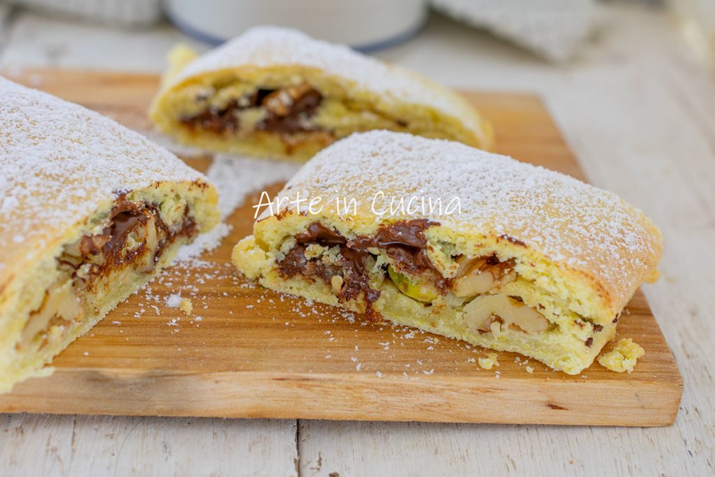 Gerollter Kuchen mit Schokolade und Nüssen