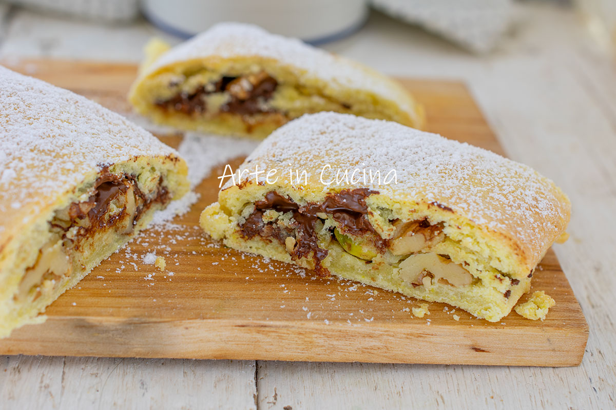 Gerollter Kuchen mit Schokolade und Nüssen