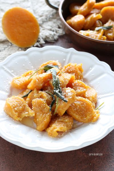 Gnocchi mit reichlich geriebenem Käse servieren