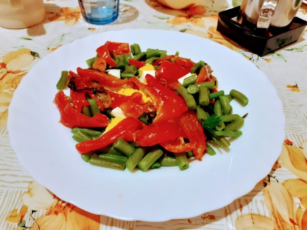 Grüne-Bohnen-Salat und Eier ohne Thunfisch mit Paprika