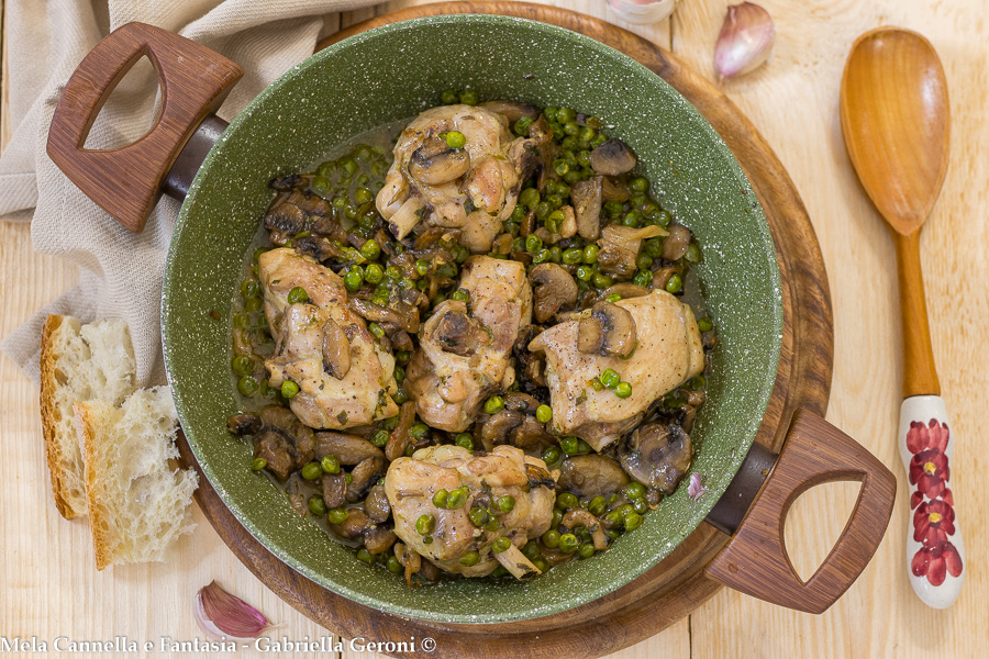 Hähnchen alla boscaiola mit Pilzen und Erbsen