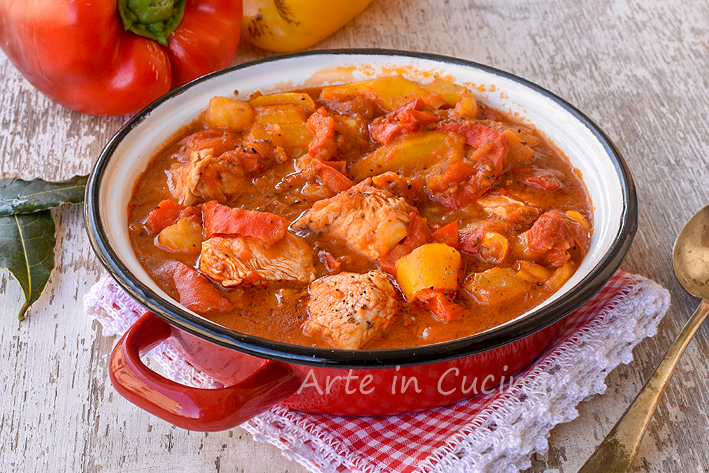 Hähncheneintopf mit Paprika und Kartoffeln