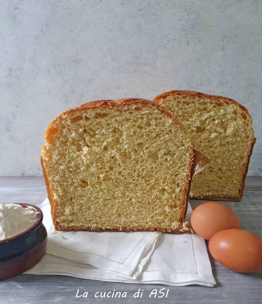 halb geschnittenes herzhaftes gastronomisches Panettone