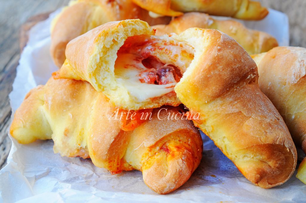 Herzhafte Brioche-Croissants mit Pizza-Geschmack und Wurstwaren
