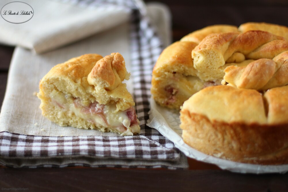Herzhafter Brioche mit Aufschnitt und Käse