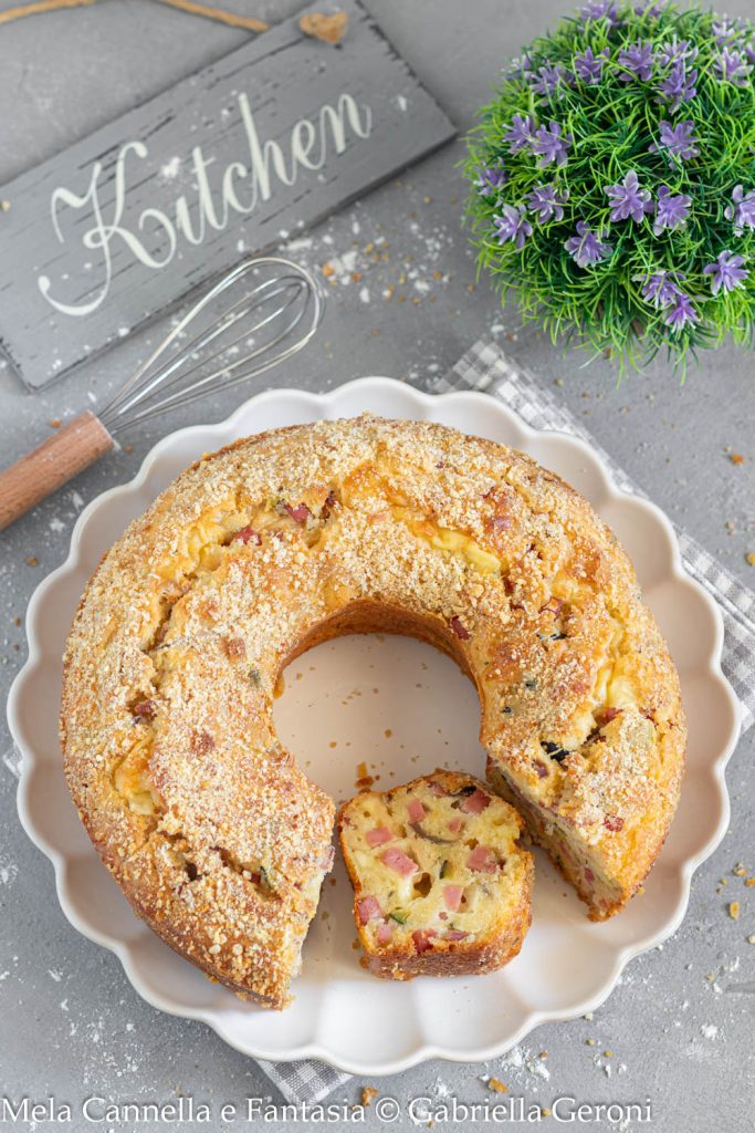 herzhafter Kranzkuchen mit Zucchini, Schinken und Käse