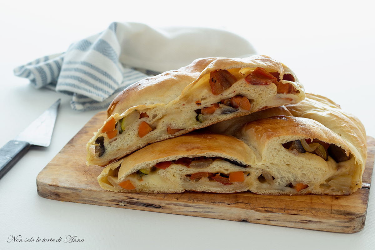 HERZHAFTES BRIOCHE MIT AUBERGINEN UND MOZARELLA