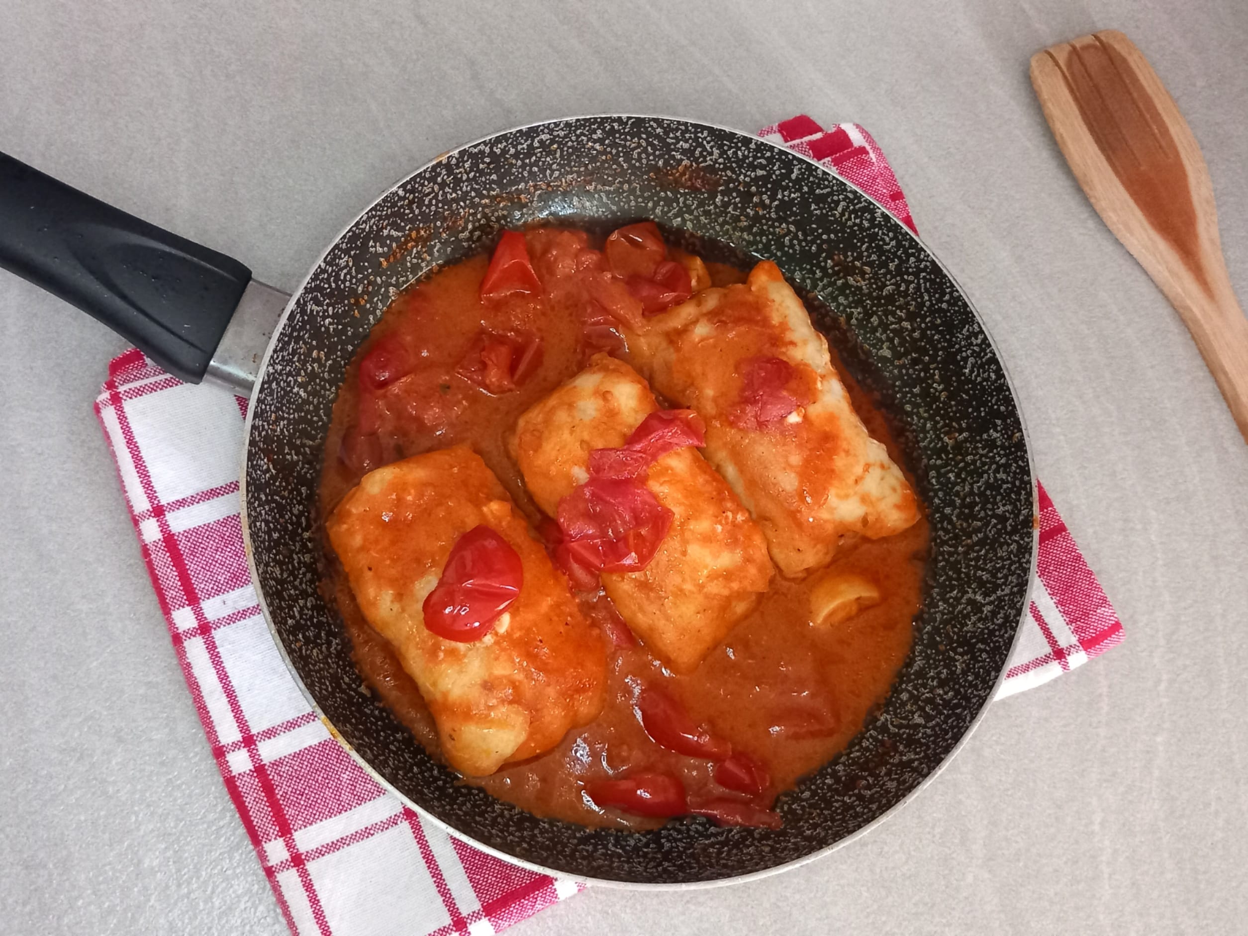 Kabeljaufilets in Tomatensoße