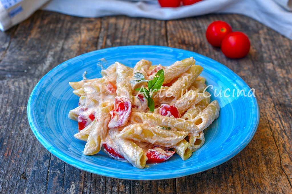Kalte Pasta mit Ricotta und Tomaten