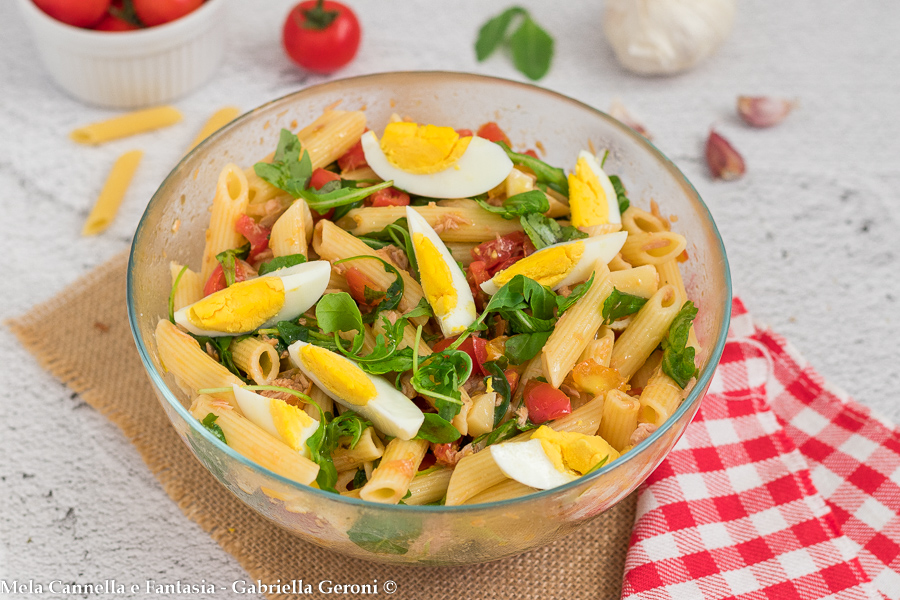 Kalter Nudelsalat mit Rucola, Thunfisch und Kirschtomaten