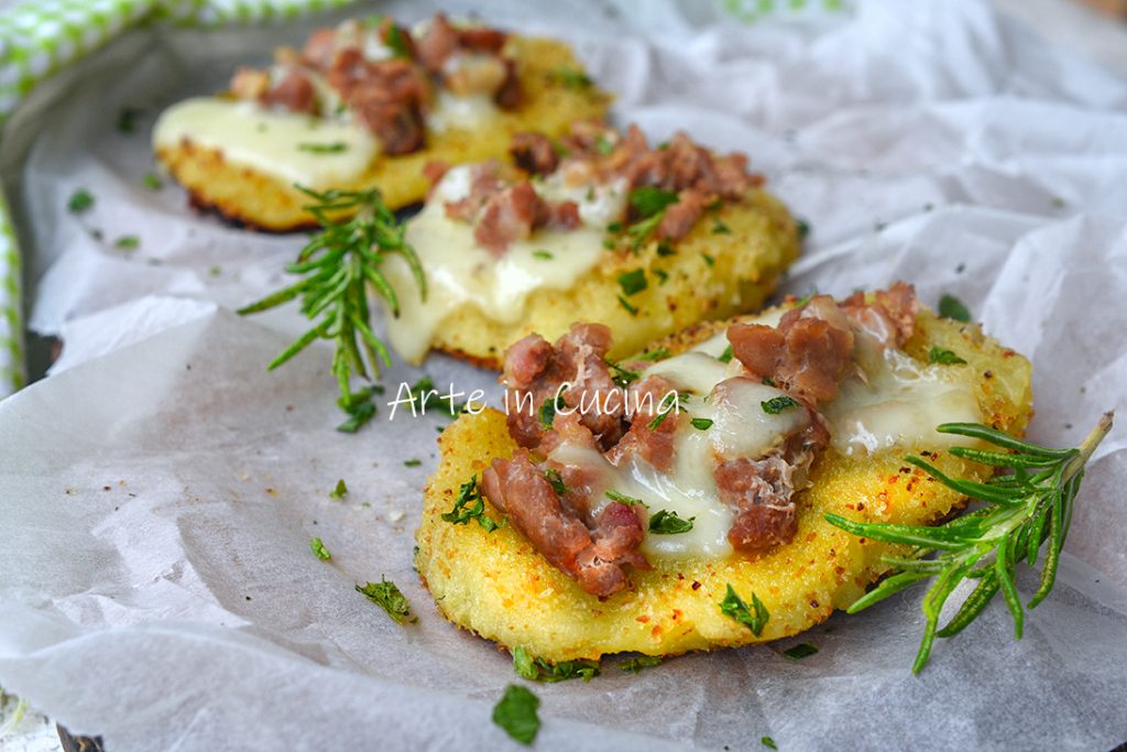 Kartoffel-Crostini mit Wurst und Provola