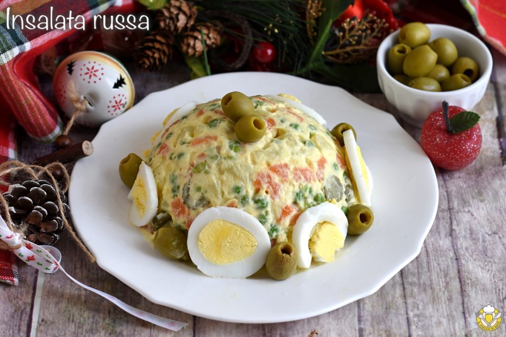 klassischer russischer Salat mit Majonäse dekoriert für Weihnachten, als Kuppel mit Eiern und Oliven, einfaches Rezept mit Video von Il Chicco di Mais
