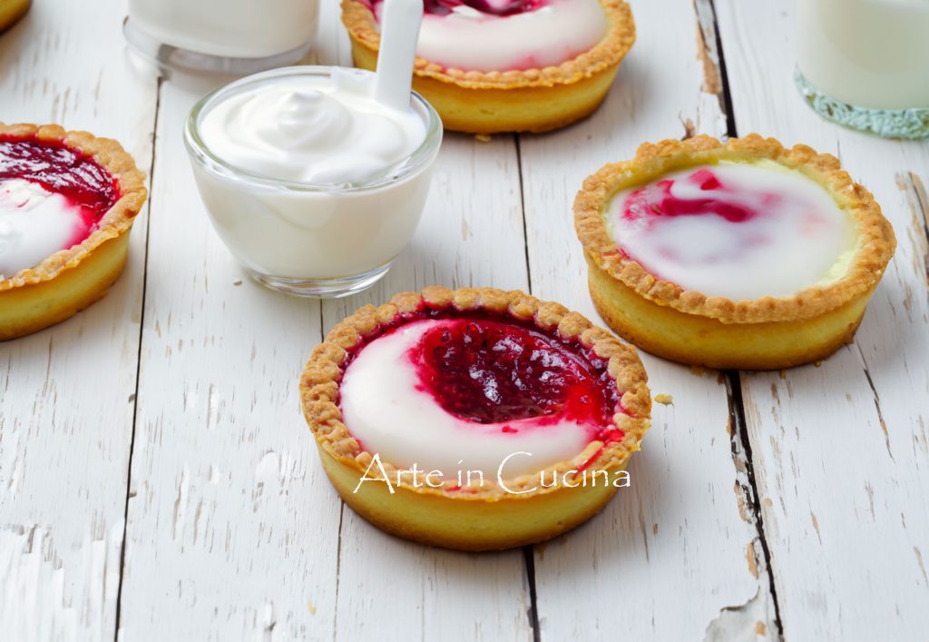 Kleine Törtchen mit Milchcreme und Marmelade