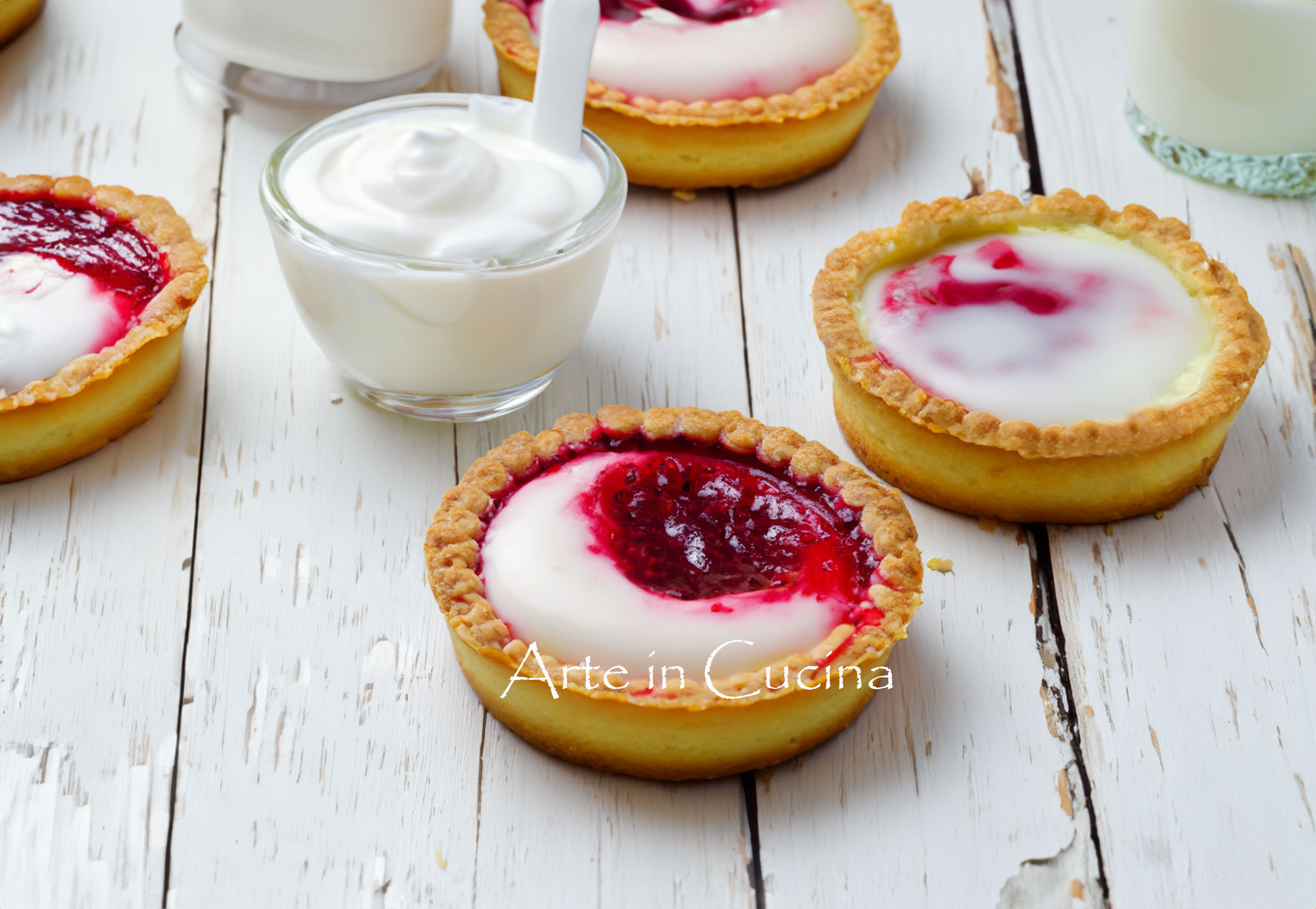 Kleine Törtchen mit Milchcreme und Marmelade