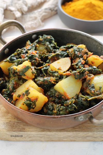 kochen Sie das Spinat und Kartoffeln Curry kurz und servieren