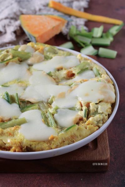 Kochen Sie die Frittata, bis der Käse auf der Oberfläche geschmolzen ist