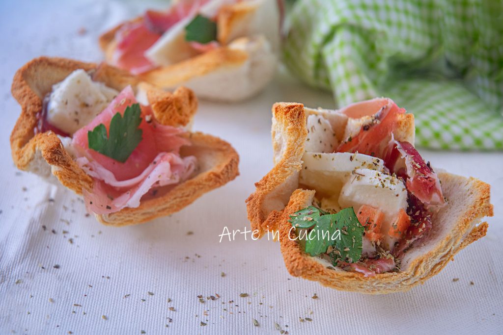 Körbchen aus Sandwichbrot mit Speck und Provola