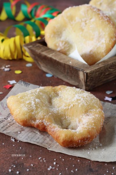 Krapfen in Kristallzucker wälzen und servieren