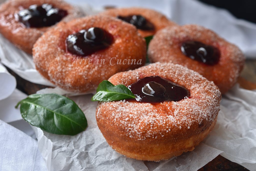 Krapfen mit Kirschmarmelade
