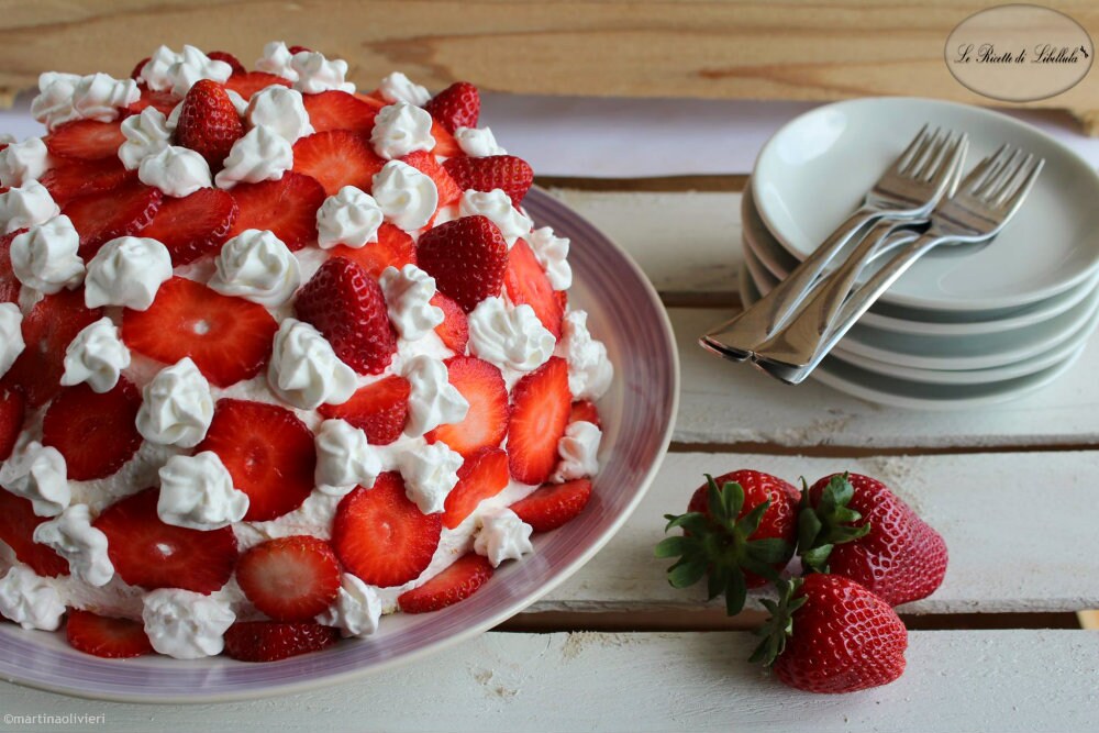 Kuppel aus Erdbeeren und Sahne
