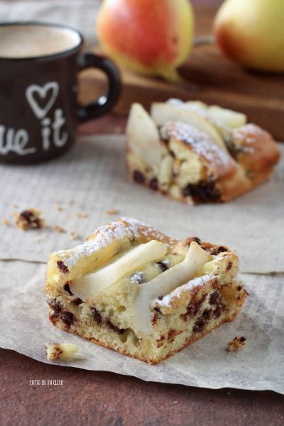 Lassen Sie den Kuchen abkühlen und schneiden Sie ihn in Würfel, bevor Sie ihn servieren