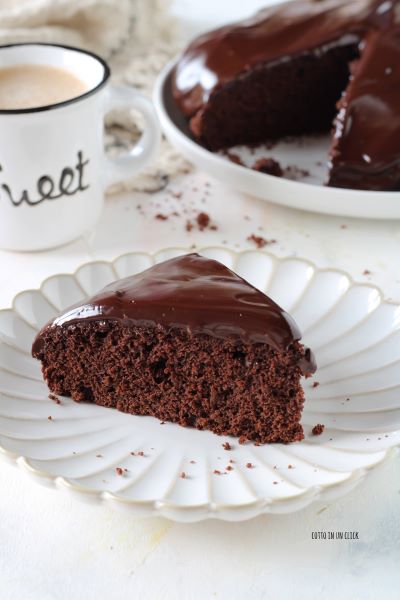 Lassen Sie den Kuchen ruhen, bis die Glasur leicht fest geworden ist und servieren Sie