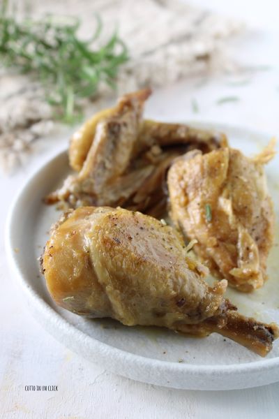 Lassen Sie die Sauce des Hähnchens trocknen und servieren Sie