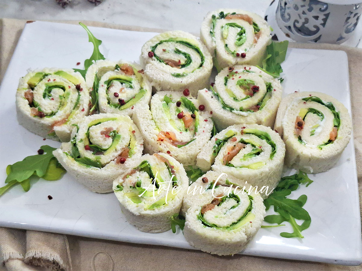 LAUMBAUM MIT LACHS- UND AVOCADO-SCHNECKEN