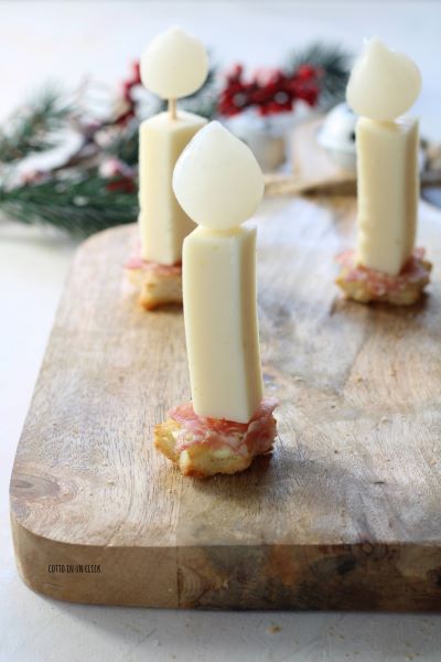 Legen Sie die eingelegten Zwiebeln auf jede Vorspeise und servieren Sie sie auf dem Tisch