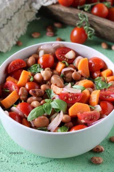 Mischen Sie den Bohnensalat und servieren Sie