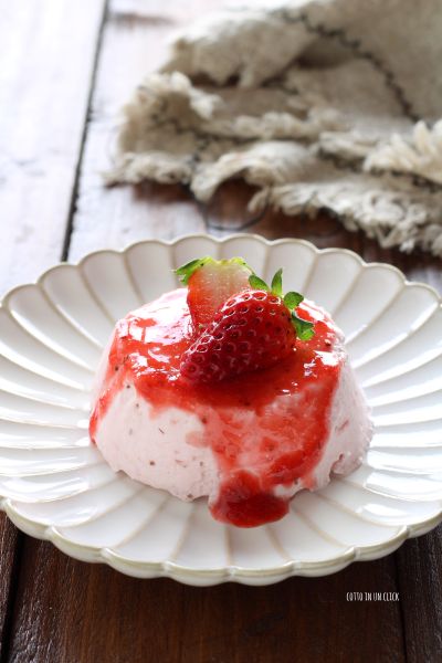 Mit frischen Erdbeeren dekorieren und servieren