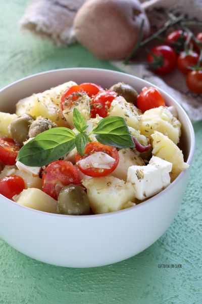 mit Öl, Salz, Essig und Oregano würzen, mischen und servieren