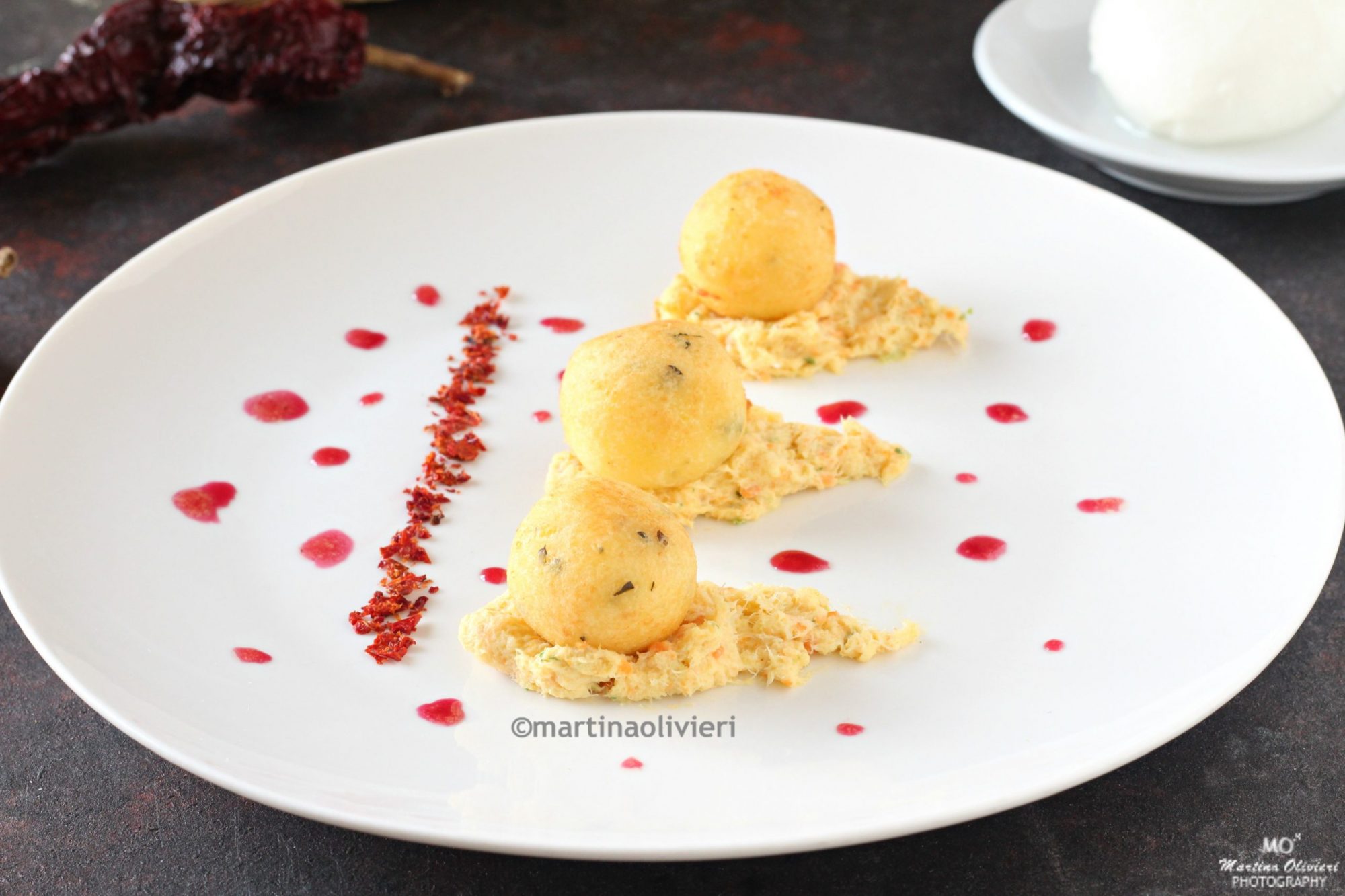 Mozzarella-Fleischbällchen auf Stockfischcreme mit Traubenreduktion