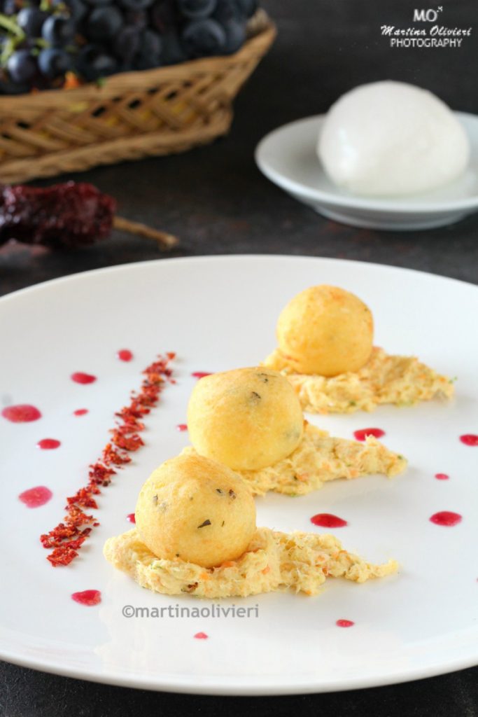 Mozzarella-Fleischbällchen auf Stockfischcreme mit Traubenreduktion