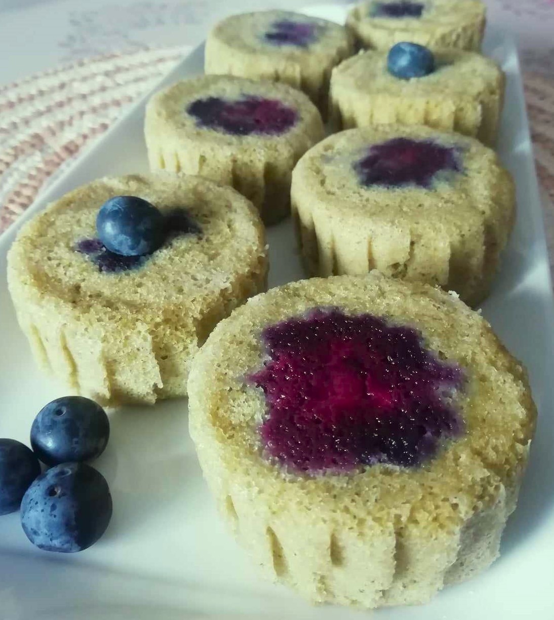 GEDÄMPFTE TORTEN mit Matcha-Tee und Heidelbeeren