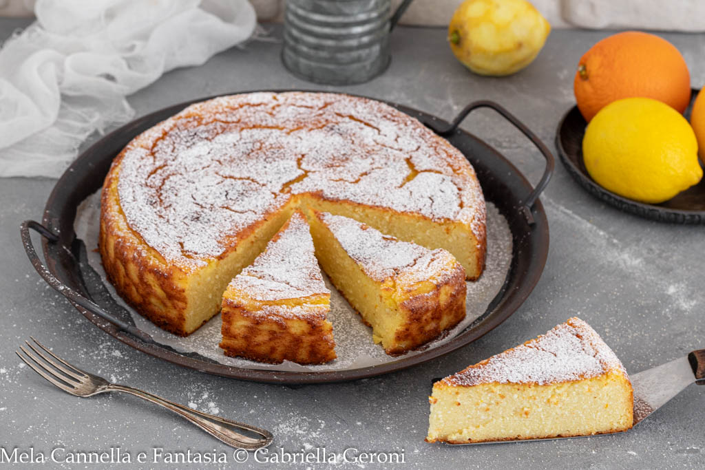 Traditioneller neapolitanischer Migliaccio mit Ricotta und Grieß