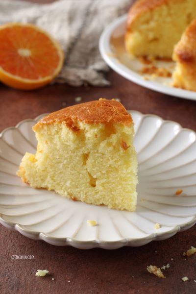 Nehmen Sie den Kuchen aus dem Ofen und lassen Sie ihn abkühlen, bevor Sie ihn stürzen und in Scheiben schneiden
