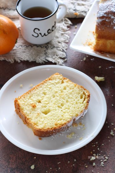 Nehmen Sie den Kuchen aus der Form und bestäuben Sie ihn mit Puderzucker