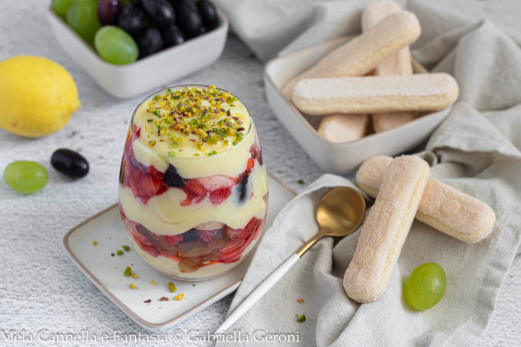 Obstbecher mit Zitronencreme