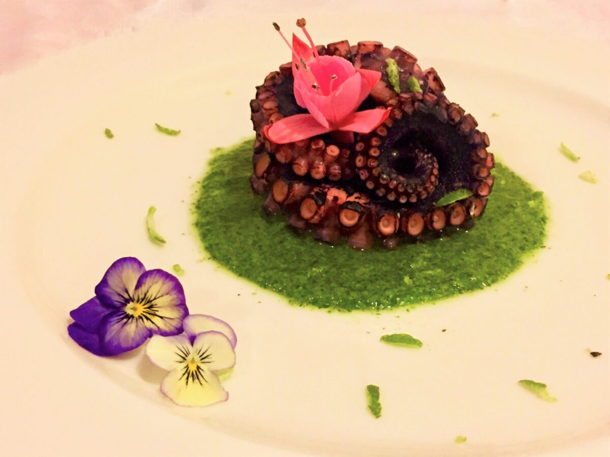 Gegrillter Mojito-mariniertes Oktopus auf Minzpesto verfeinert mit weißem Rum.