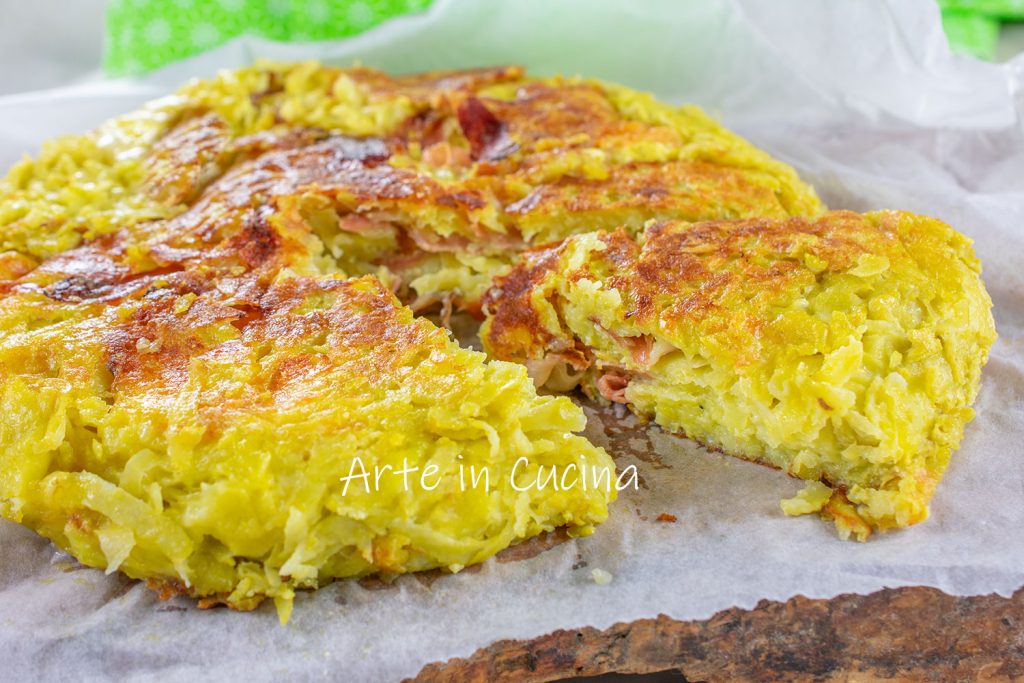 Omelett mit geriebenen Kartoffeln und Speck in der Pfanne
