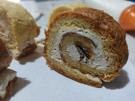 Pandoro-Rollen mit Kaffee