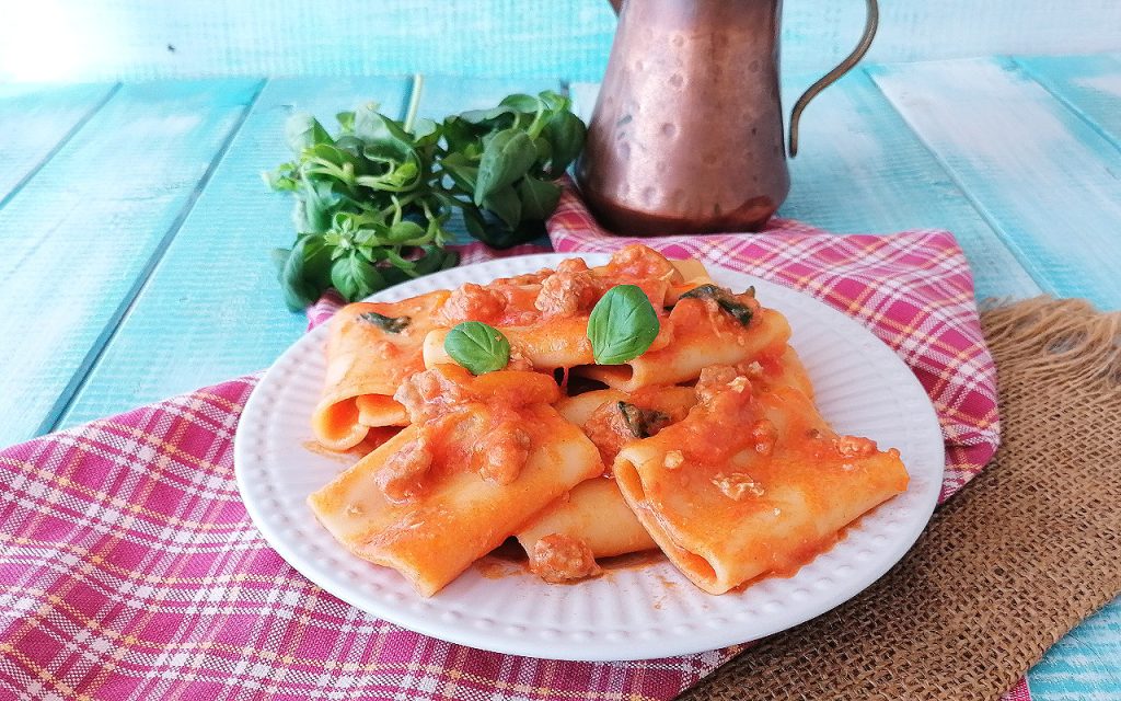 PACCHERI MIT KIRSCHTOMATEN, WURST UND KÄSE