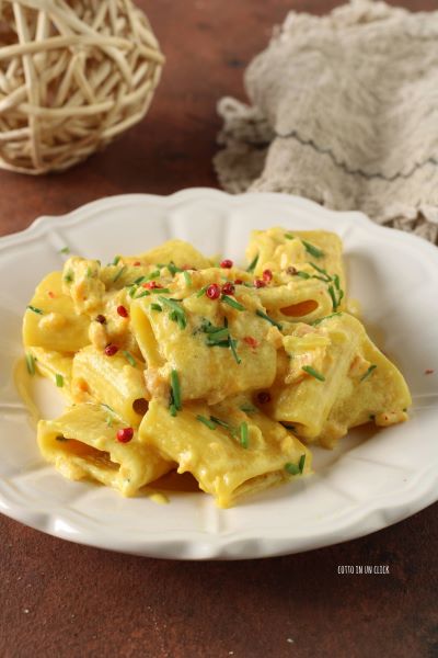 Paccheri mit Schnittlauch und rosa Pfefferkörnern servieren