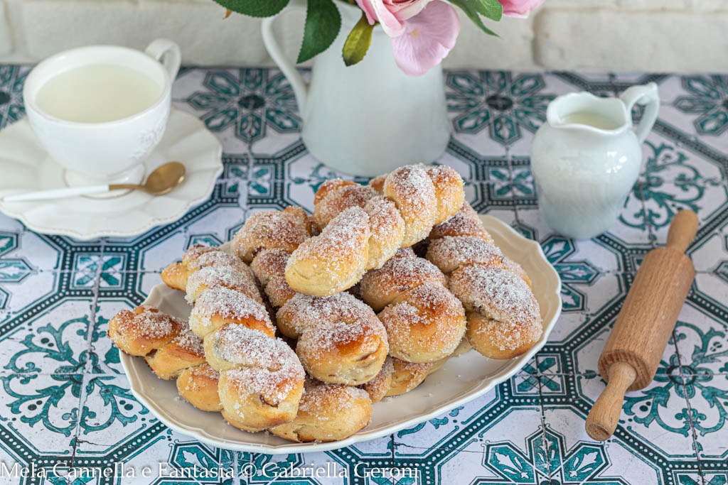 Palermitanische Zöpfchen – Weiche Brioche mit Rosinen