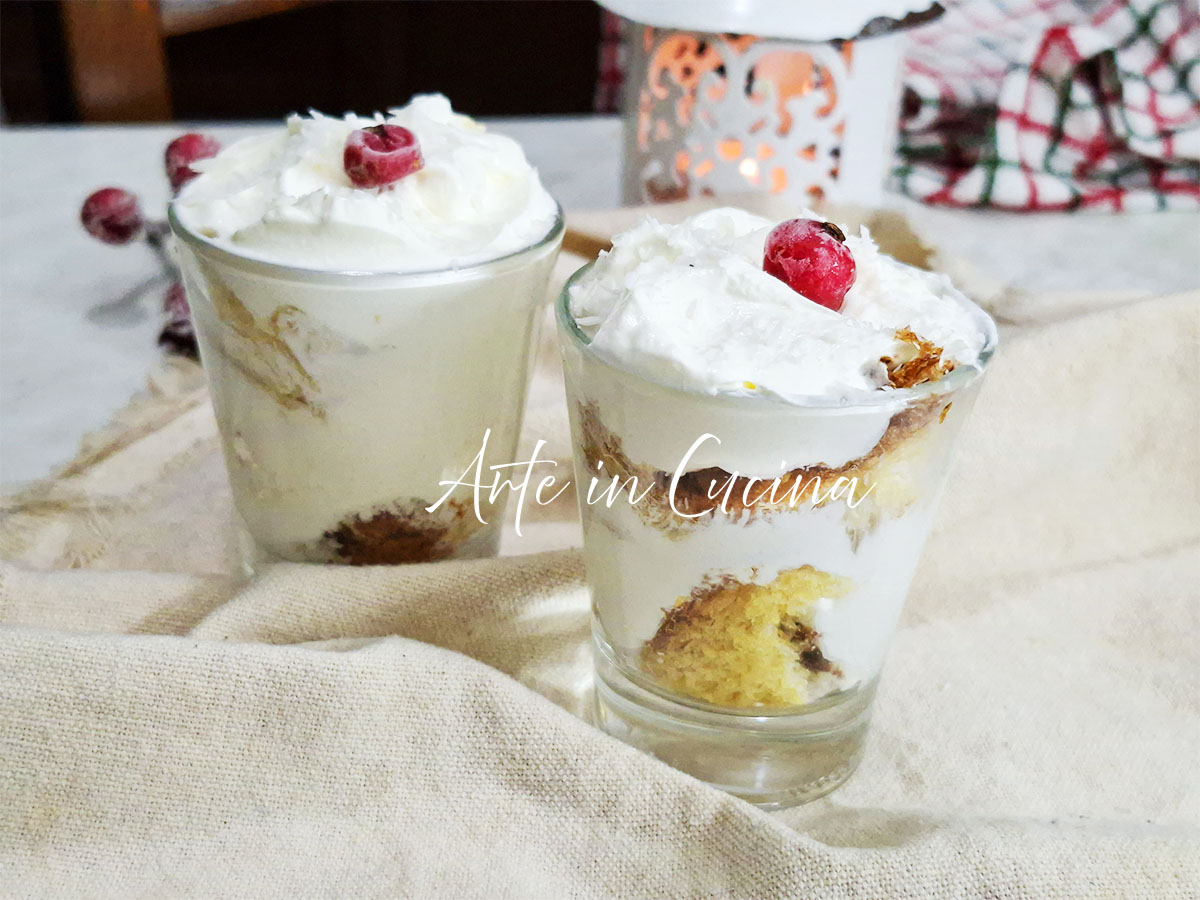 PANDORO-BECHER MIT KOKOSMOUSSE
